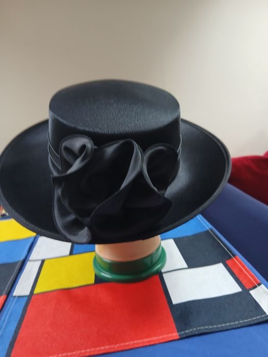 Pălărie neagră frumoasa