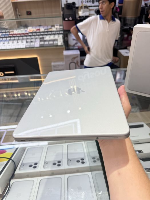 MacBook Neo 13” 8/256GB — Ideal holatda