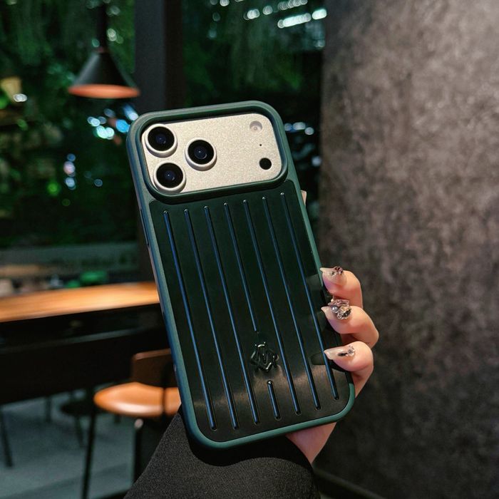 RIMOWA Aluminium Case за iPhone 18 Pro, 17 Pro, 17 Pro Max
