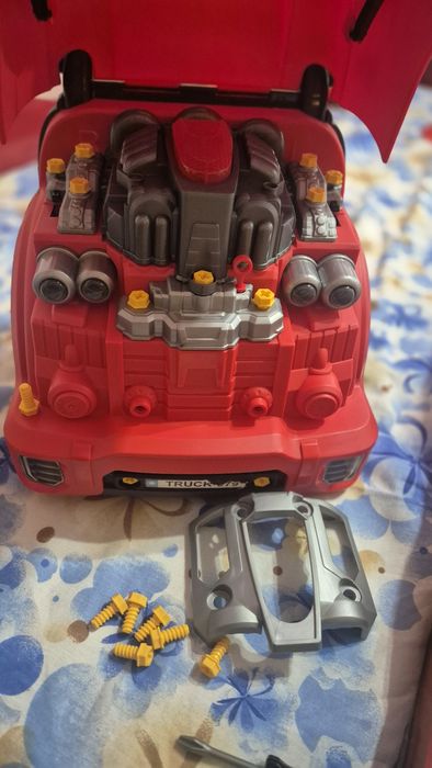 Детско камионче разглобяемо с инструменти , батерй  и звуци