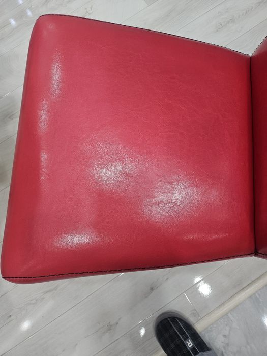 6 бр. кухненски стола, с кожена червена тапицерия с дървени крака