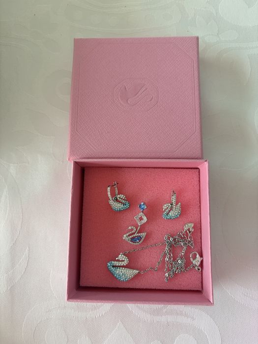 Елегантен и изключително нежен комплект Swarovski, състоящ се от 4 части: