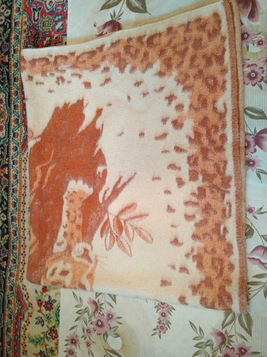 Продам шерстяные одеяла.Шторы,тюль.