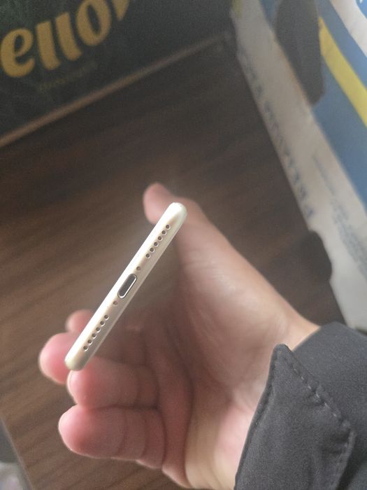 Vand sau schimb cu scule(drujba) Iphone 7 gold