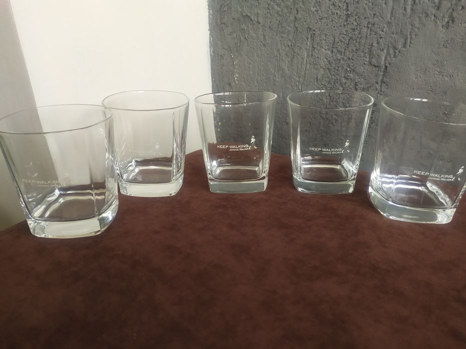 продавам стъклени чаши