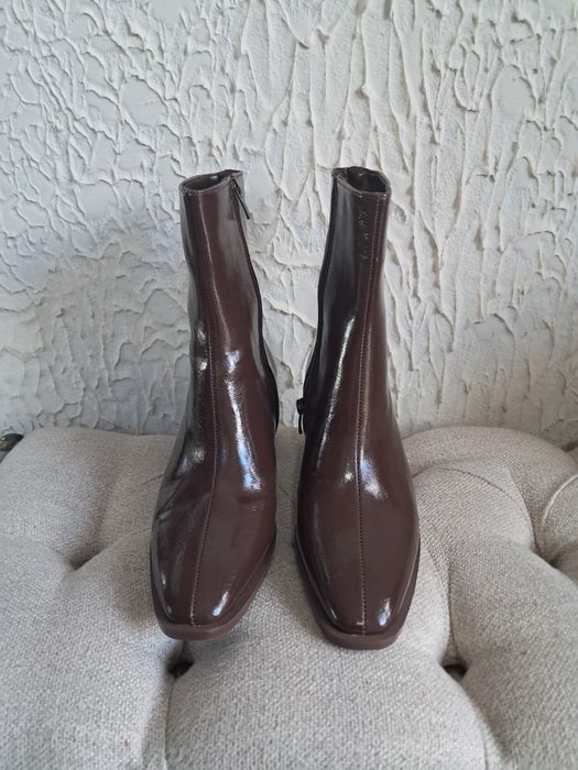 Botine din piele lacuite