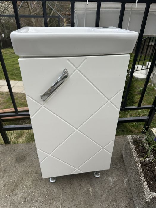 шкаф за баня с малка мивка