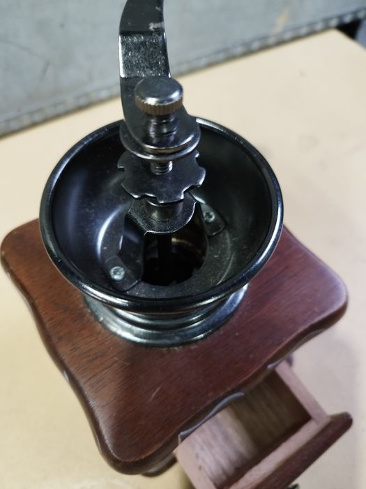 У никална ръчна кафемелачка