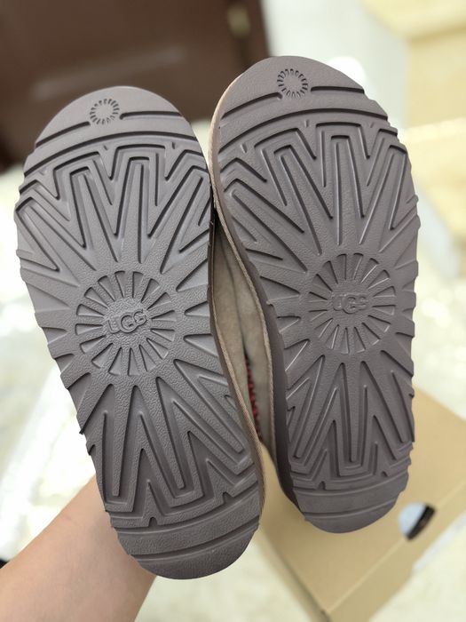 Ugg de piele intiarsa.