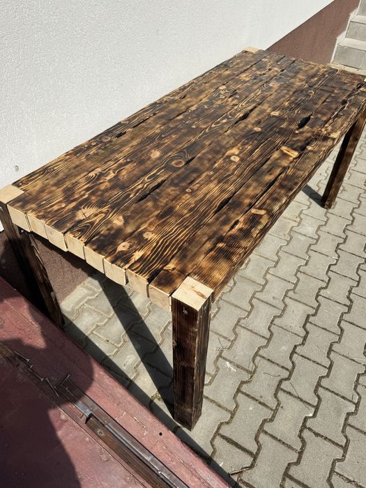 Vând masă din lemn masiv, realizată manual, cu design rustic autentic.