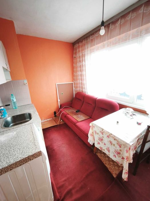 Продавам тристаен апартамент в гр. Перник кв. Изток - снимка 2
