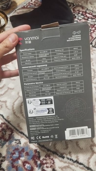 Qoʻshiq va ovoz yozish uchun mikrafon.