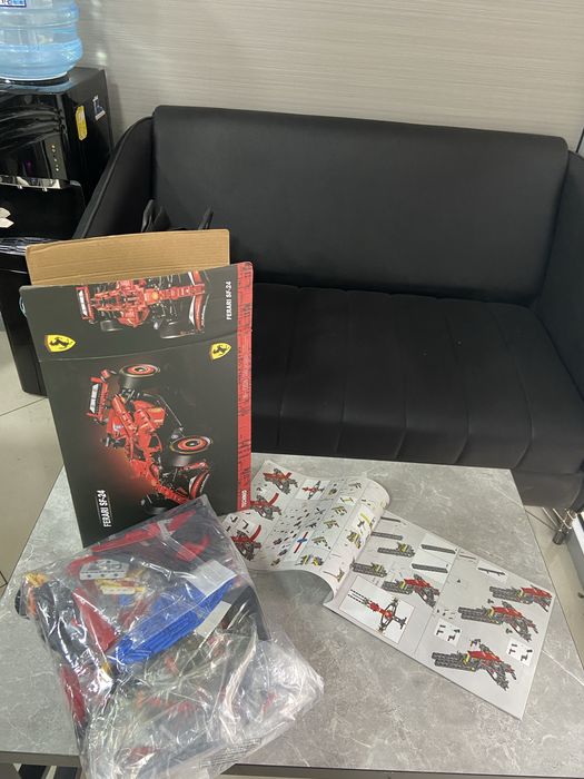 В наличии Лего машинка болид F1 команды феррари вместе с рамкой