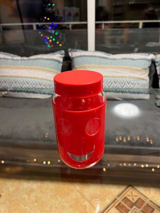 Усмихнат буркан червен