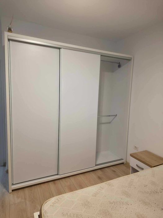 Dulap cu 3 uși culisante – stare bună / ca nou – modern – București