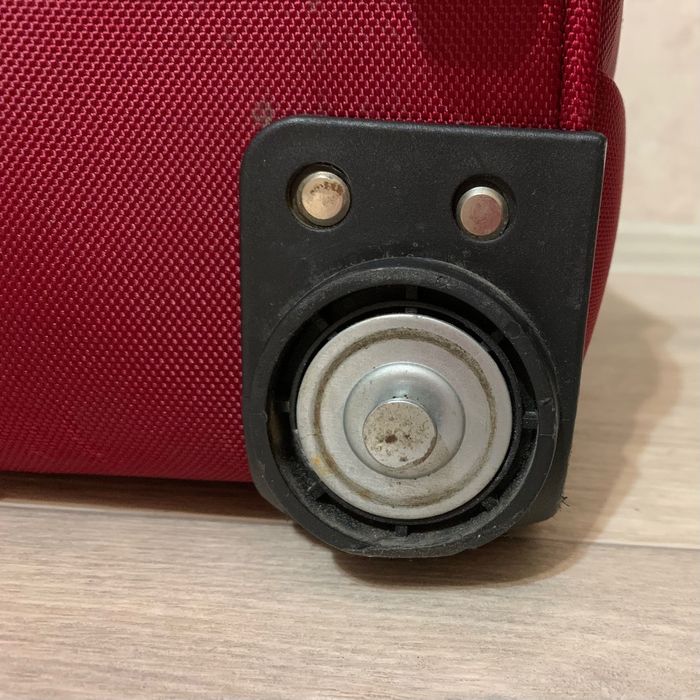 Чемодан бордовый