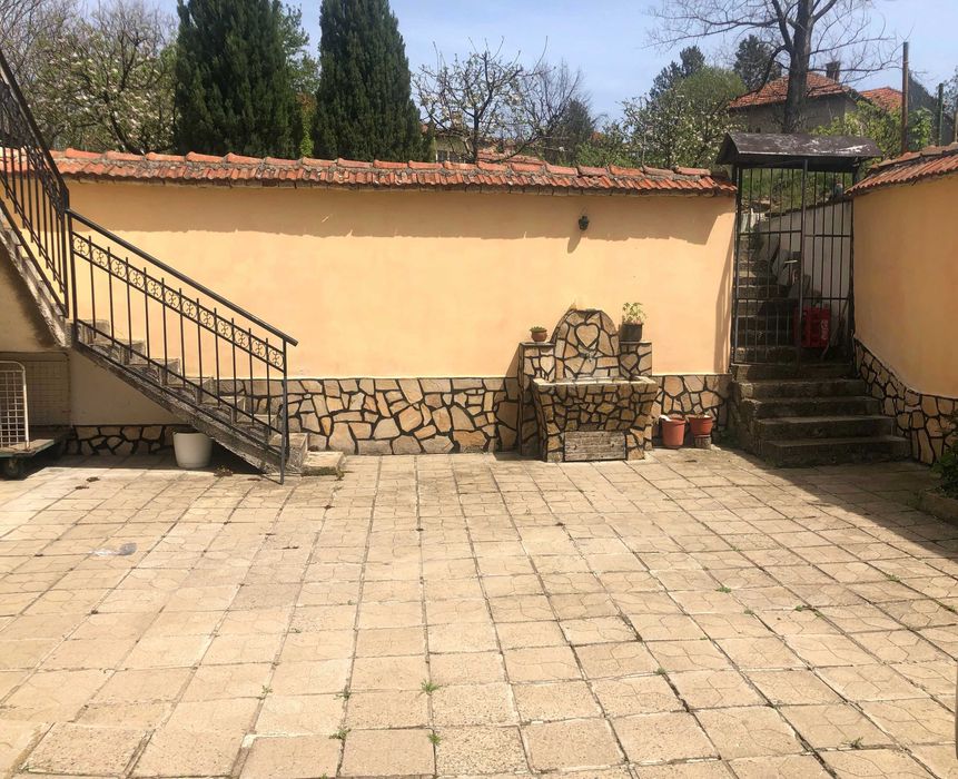 Продавам двуетажна къща