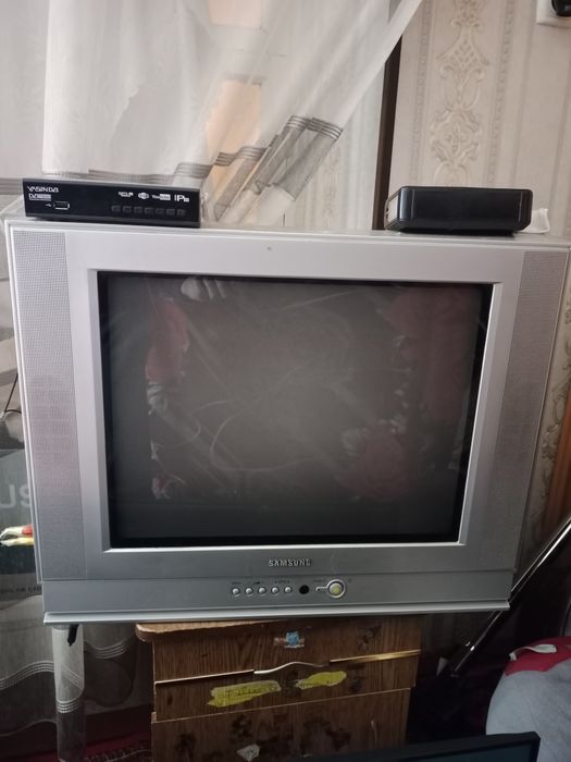 Телевизор Samsung плоски экран цветной