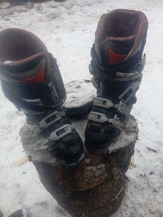 Vând schiuri și clapari