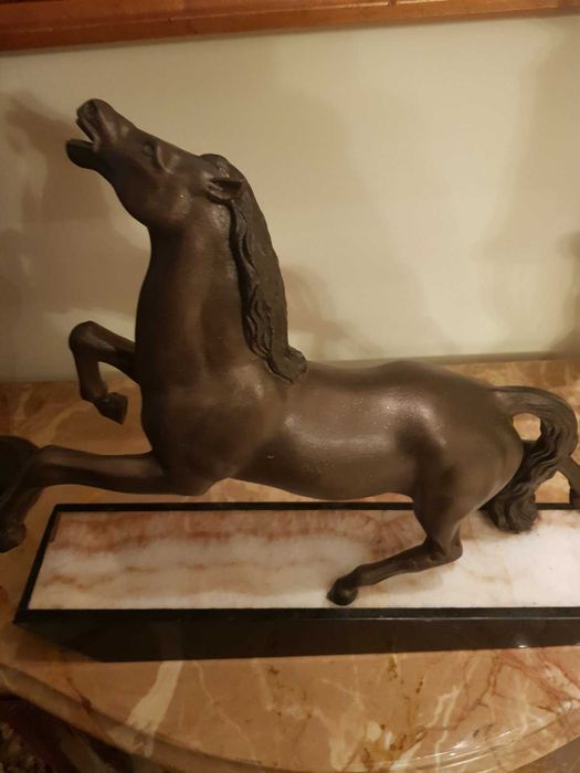 Kрасива статуя на кон