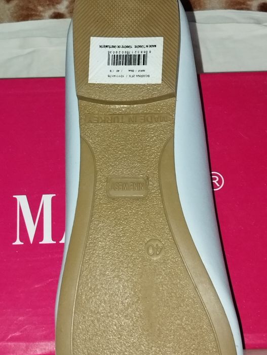 Голубые балетки.