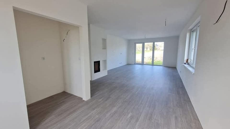 Vand case pe structura metalica din panouri sandwich termoizolante  8 x 6.5m