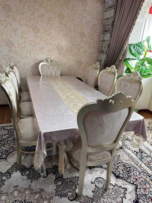 Гостевой стол и 8 стульев