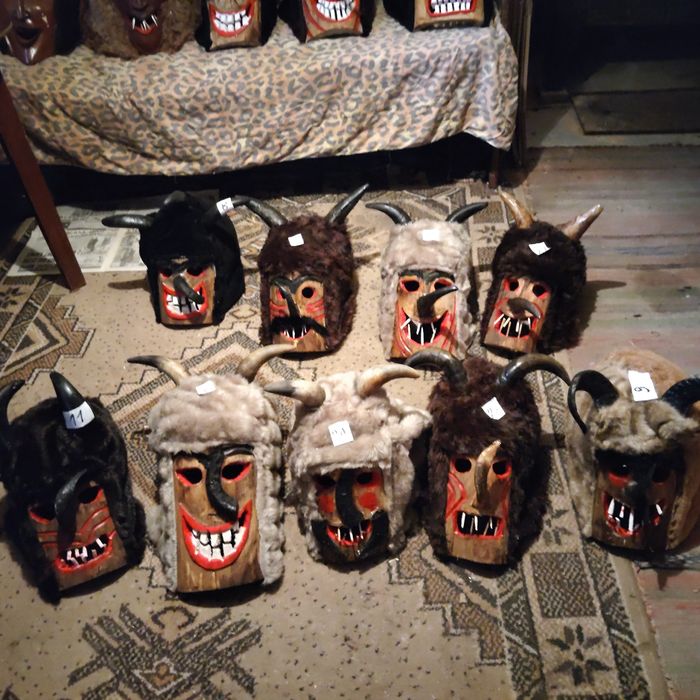 Кукерски маски от каска