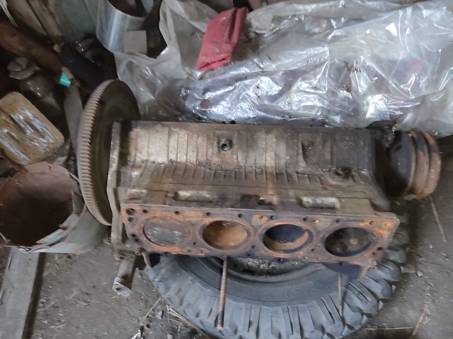 Блок на ЗИЛ 8 цилиндровыи