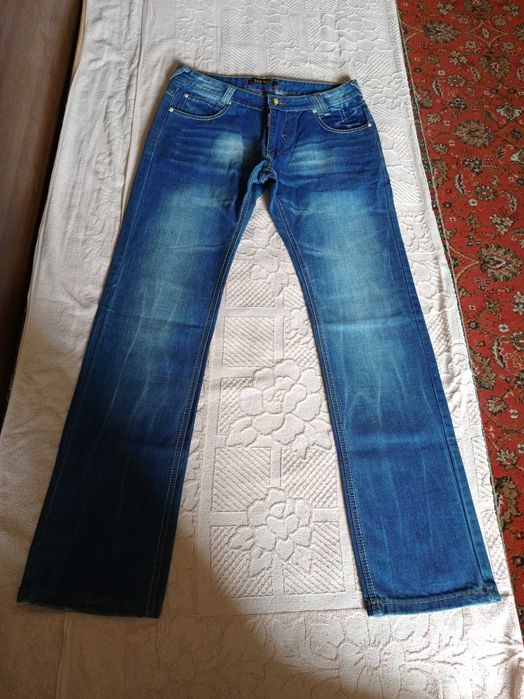 Продам женские джинсы