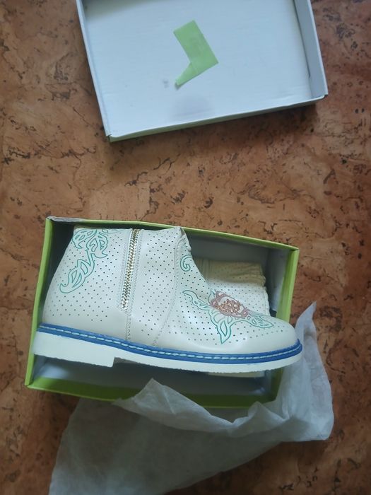 Обувь для девочки.