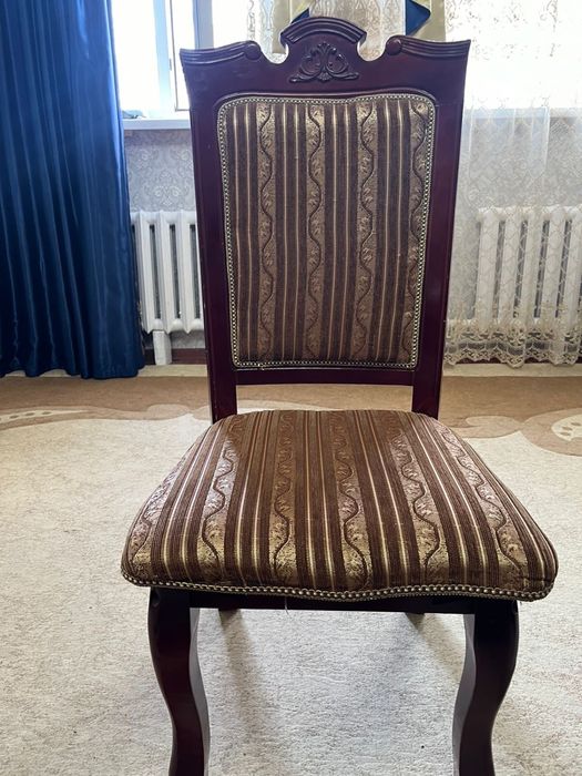 Гостинный стол со стульями