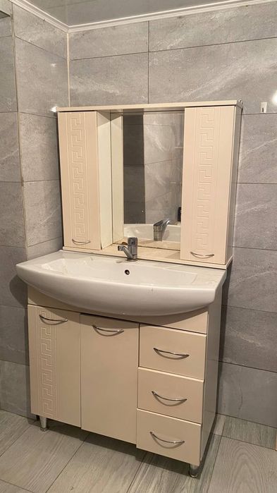 Умывальник с мебелью