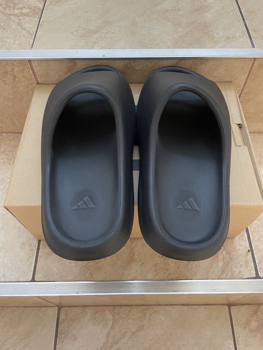 Yeezy Slide Onyx / Bone •PREMIUM