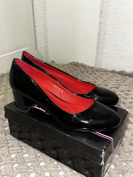 Продам туфли лакированные