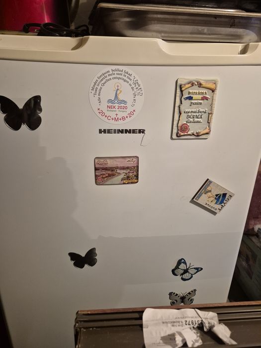 Congelator, cu sertare şi un frigider.