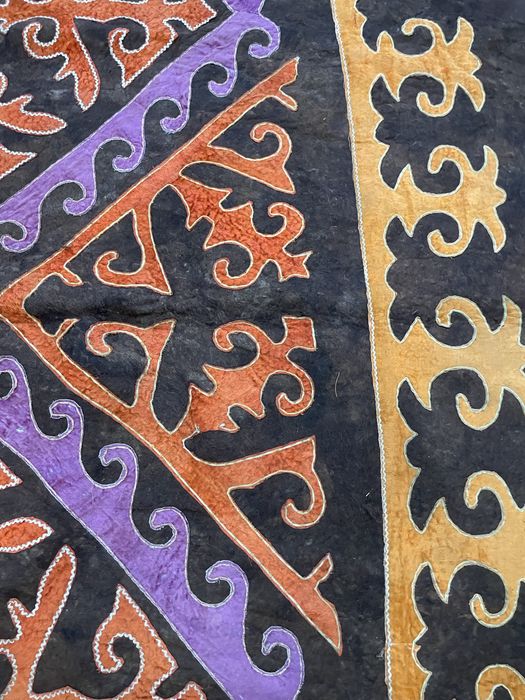 Тус кииз (ковер из войлока)