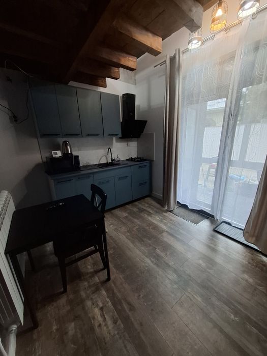 Garsoniera la curte zona centrala