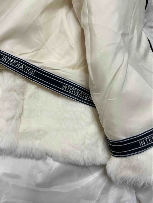 Женская бежевая куртка.