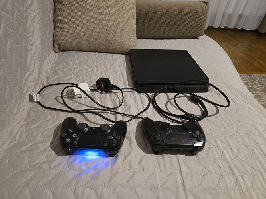 Consolă PS 4 slim