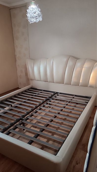 Кровать без матраса