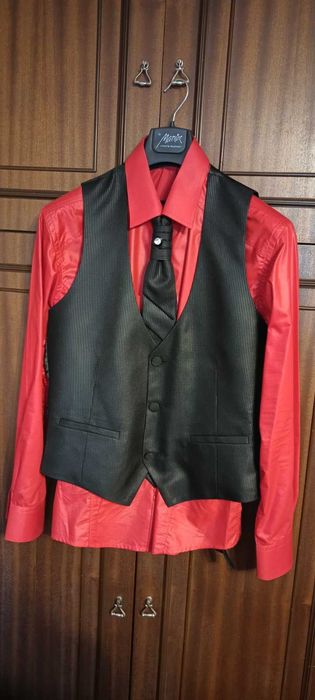 Абитуриентски костюм