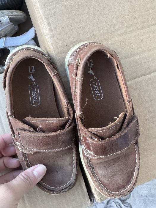 Отдам для школы обувь за шоколадку