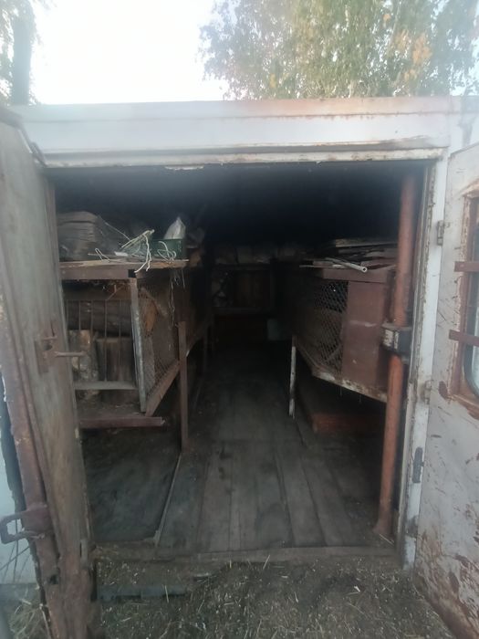 Срочно продам будку с закрывающимися дверьми.