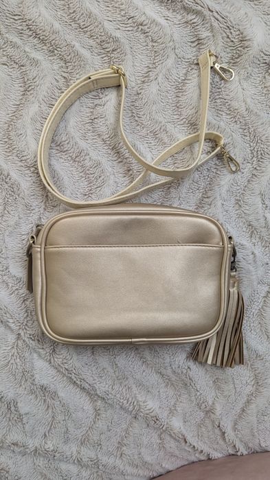 Geantă crossbody aurie Black Caviar Designs cu ciucure (piele ecologică)