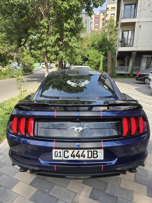 Ford Mustang coupe 2018 года