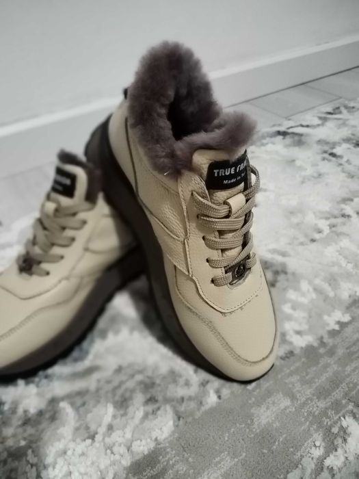 Продаются зимние кроссовки