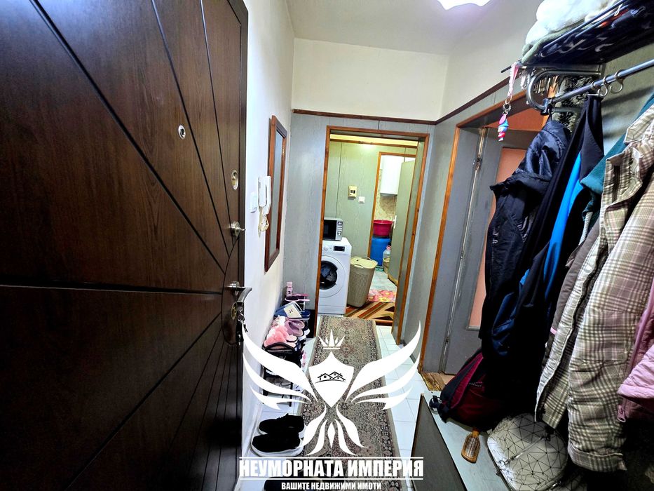 Продавам тристаен 68кв.м. на 4ти етаж с метален гараж в гр.Асеновград, квартал Изток