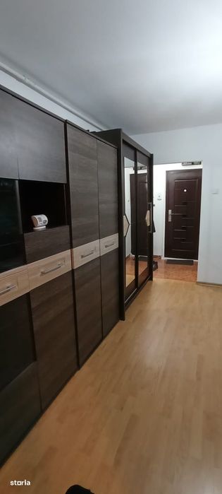 Garsonieră de închiriat, Tractorul (Coresi)