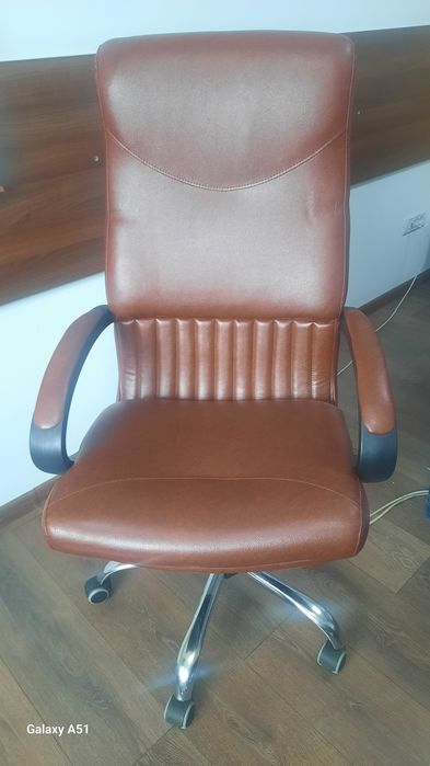 Vand scaun de birou in stare excelenta